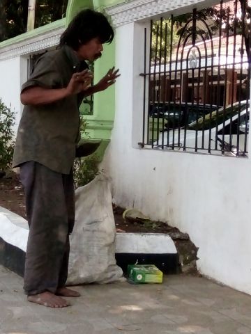 Orang Kurang Waras Yang Laksanakan Sholat Ini Membuat Netizen Malu Pada Diri Mereka Sendiri