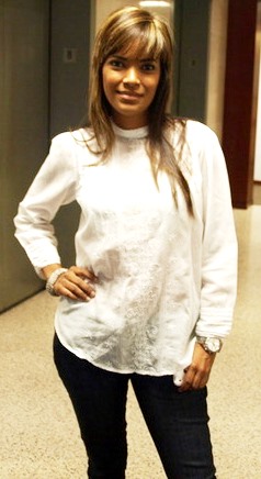 Wida López Foto de Wida López con la mano en la cintura