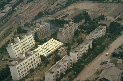 https://4.bp.blogspot.com/-eMGZWhvobEE/Te1BbZaYG9I/AAAAAAAAAJU/8mvLs1DzVrk/s1600/soil+liquefaction+collapsed+building.jpg