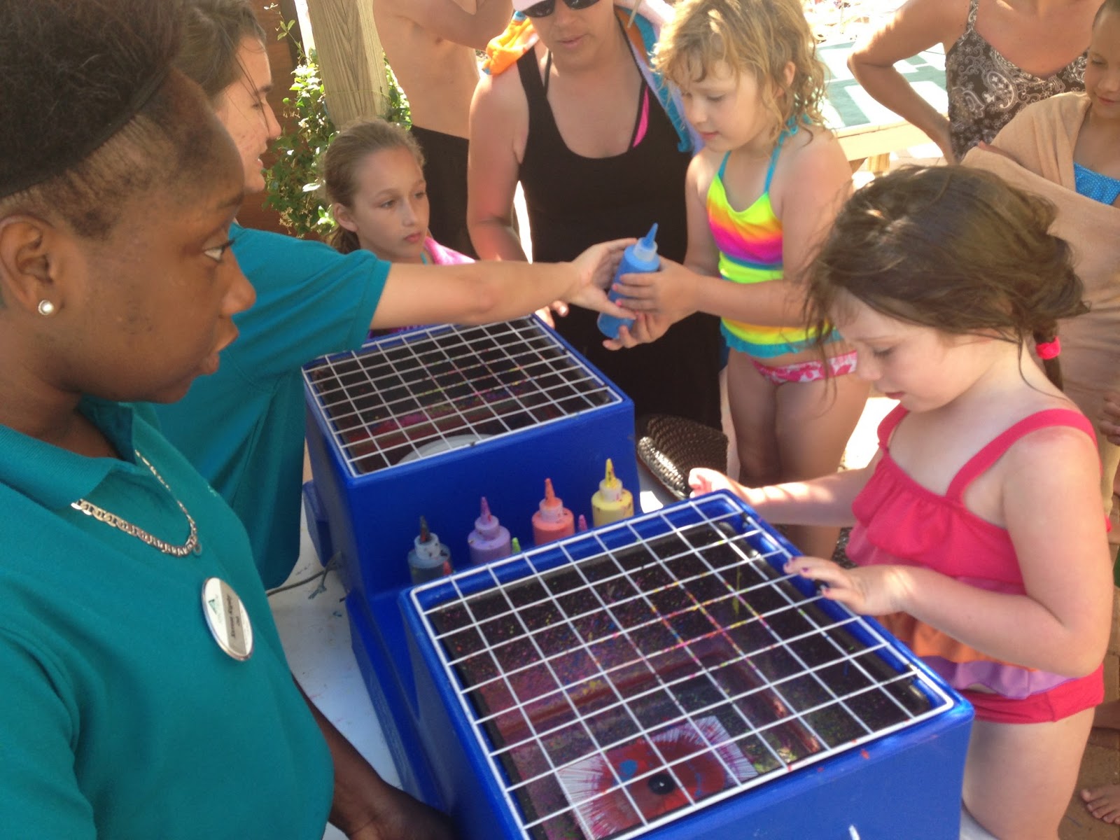 Mojoy: Spin Art poolside