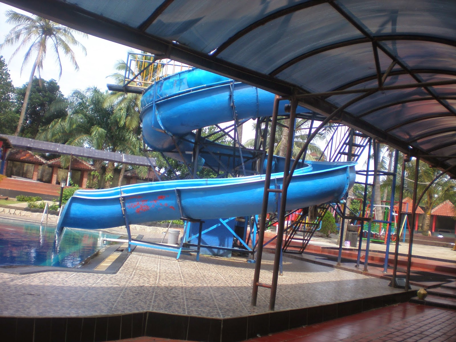 berenang di kolam renang situ gintung http://hendrasuhendra176.blogspot.com/2014/05/berenang-di-kolam-renang-situ-gintung.html