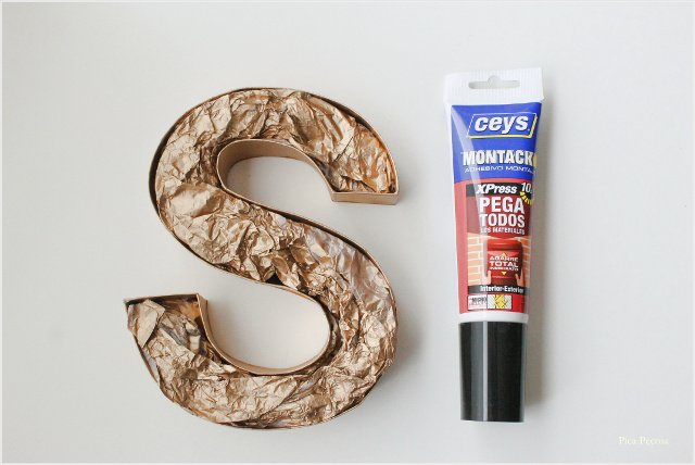 como-decorar-letra-3D-diy-con-frutos-otoño-pintados-spray