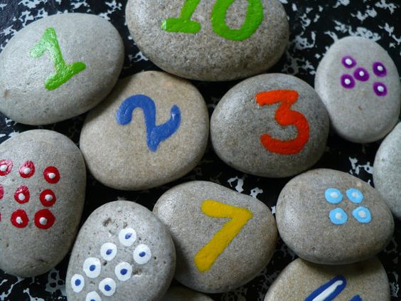 Piedras decoradas con números
