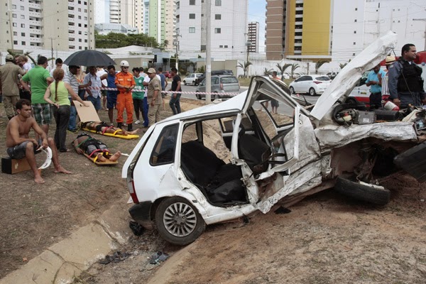Batida frontal entre carros deixa quatro pessoas gravemente feridas na Ponta D'Areia