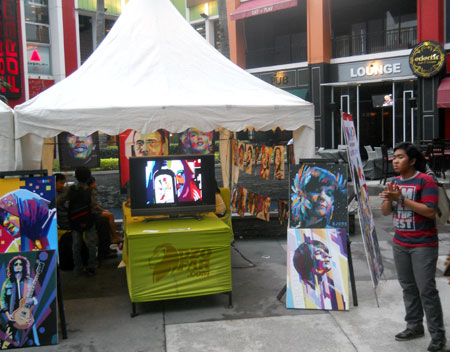 Suasana di luar pameran