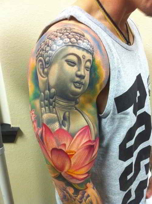 chico con tatuaje de flor del loto