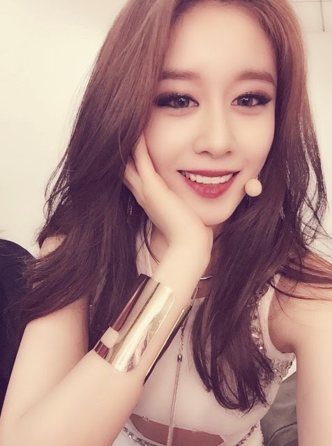 T-ara's JiYeon and HyoMin posed for gorgeous SelCa pictures | T-ara World