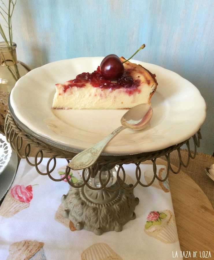 porción-de-tarta-ricotta-y-cerezas