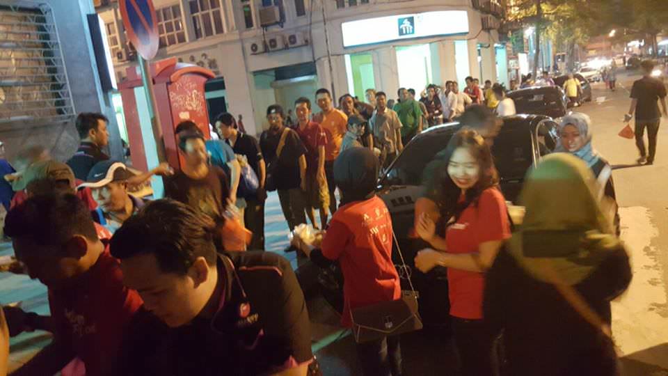 Ramai-orang-yang-memberi-bantuan-kepada-mereka-yang-kurang-bernasib-baik-di-Kuala-Lumpur