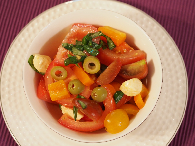 Tomatensalat mit Paprika, Oliven und Mozzarella (ca. 4 Portionen)