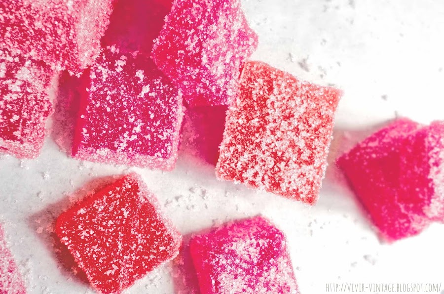 gomitas gominolas bombones de fruta rosa rojo close up