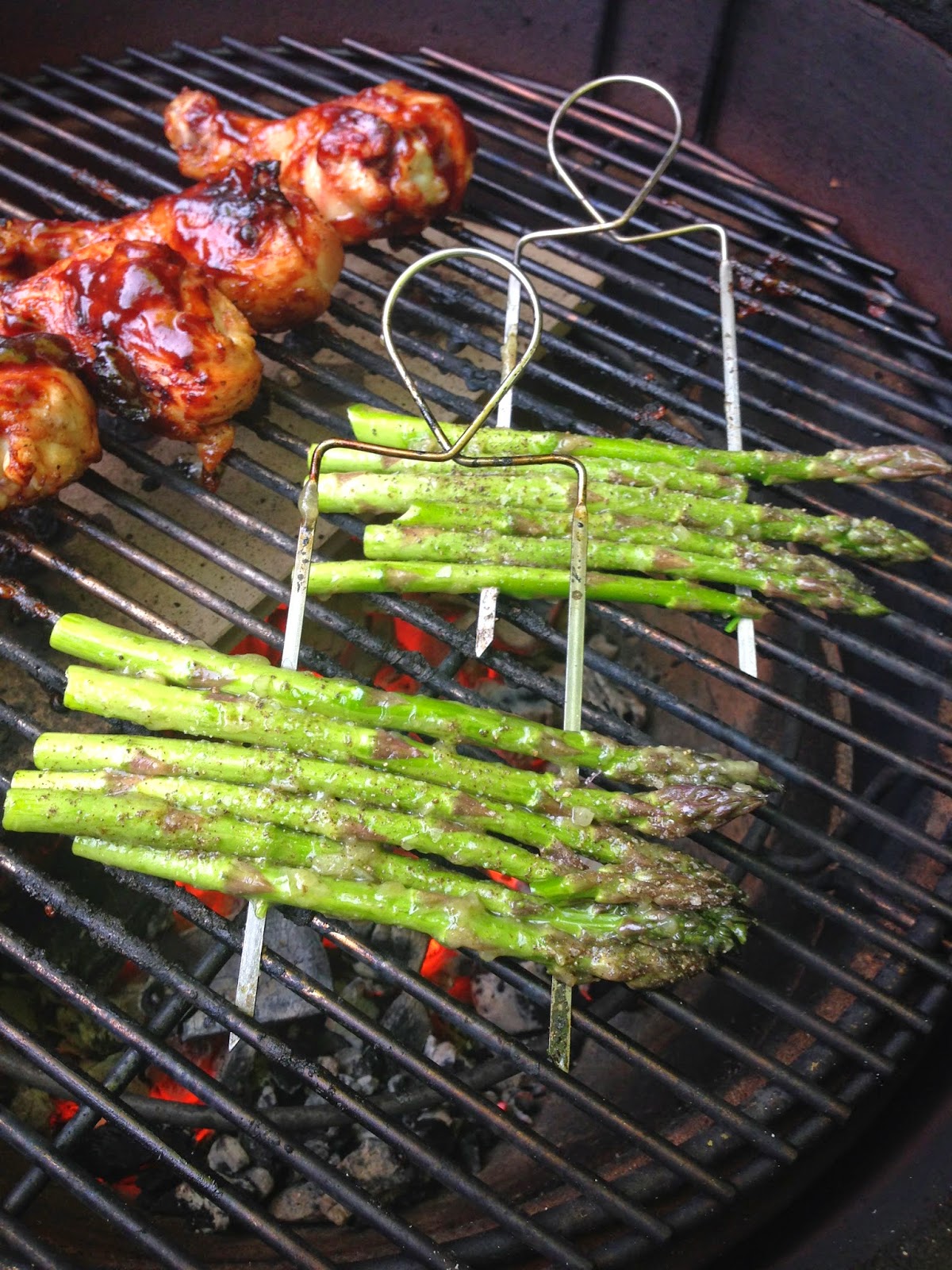 QJunkies BBQ Addiction Kamado Joe Cheap Night BBQ Drumsticks