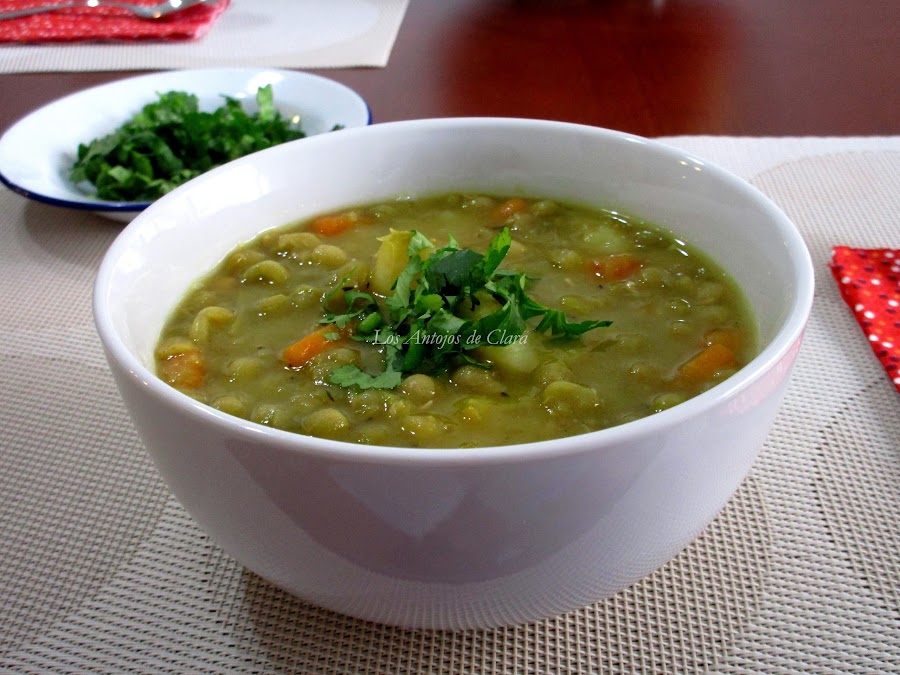 Sopa de arvejas secas con verduras y papa