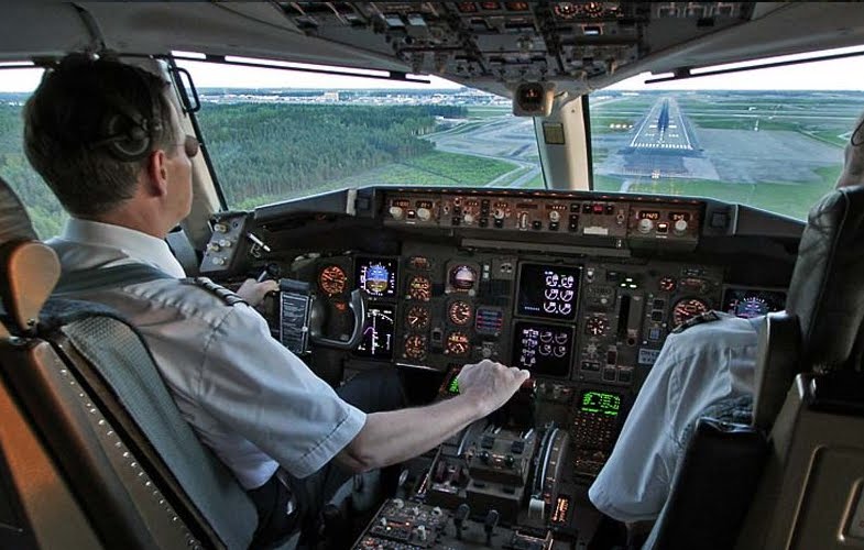 Atterraggio di emergenza Ryanair: passeggero ubriaco maltratta e insulta gli altri passeggeri