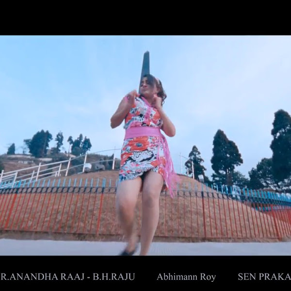 Mallufun Com Vinodhini hot cleavage and thigh show.