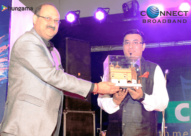 Mr Arvind Jalota (CBO and Head International business Connect Broadband) honouring Mr. Sidharth Roy,(CEO of Hungama ) Mr Arvind Jalota (CBO and Head International business Connect Broadband) honouring Mr. Sidharth Roy,(CEO of Hungama )