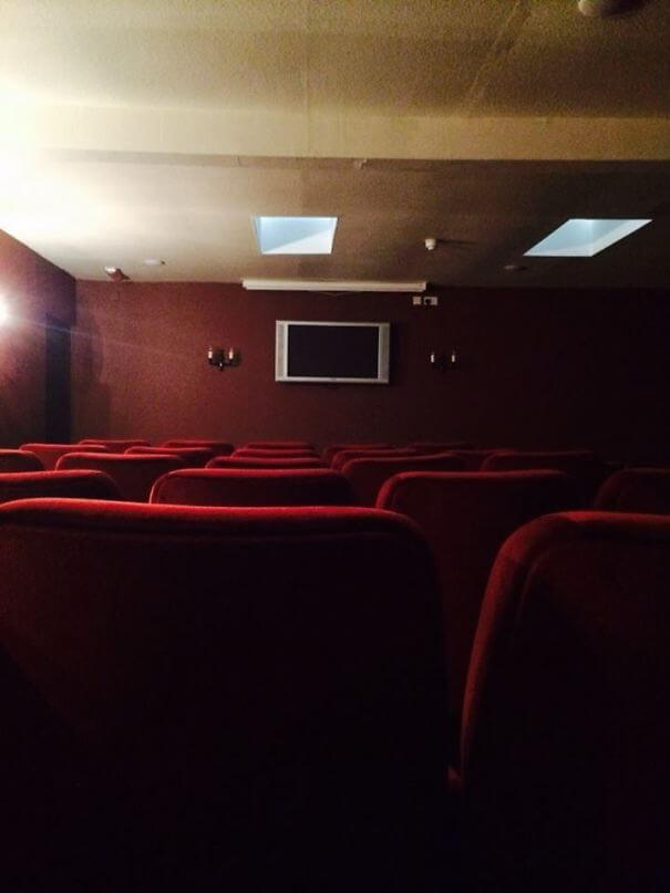 30 Hilarious Hotel Failures That Will Make Your Day - The Hotel's Cinema Room Spared No Expense