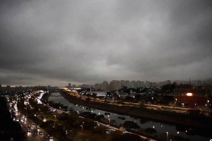 People Share Terrifying Pictures Of Sao Paulo Having Gone Pitch Black During Daytime From Amazon Fires People Share Terrifying Pictures Of Sao Paulo Having Gone Pitch Black During Daytime From Amazon Fires