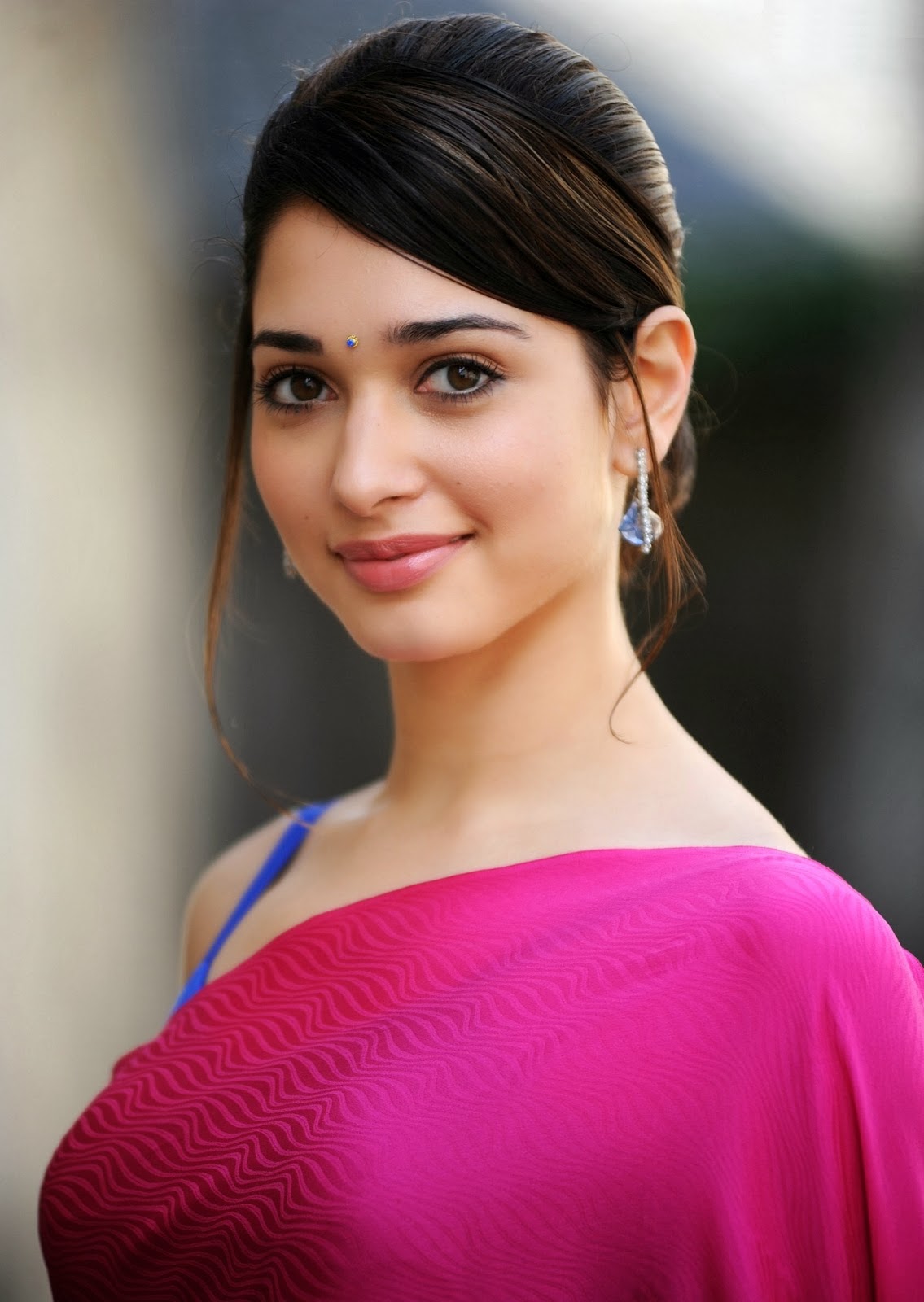 Tamanna Bhatia Looks Dropdead Gorgeous In Pink Saree And Blue Bra ...