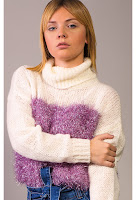 Pulover tricotat cu guler alb cu detalii roz Pulover tricotat cu guler alb cu detalii roz