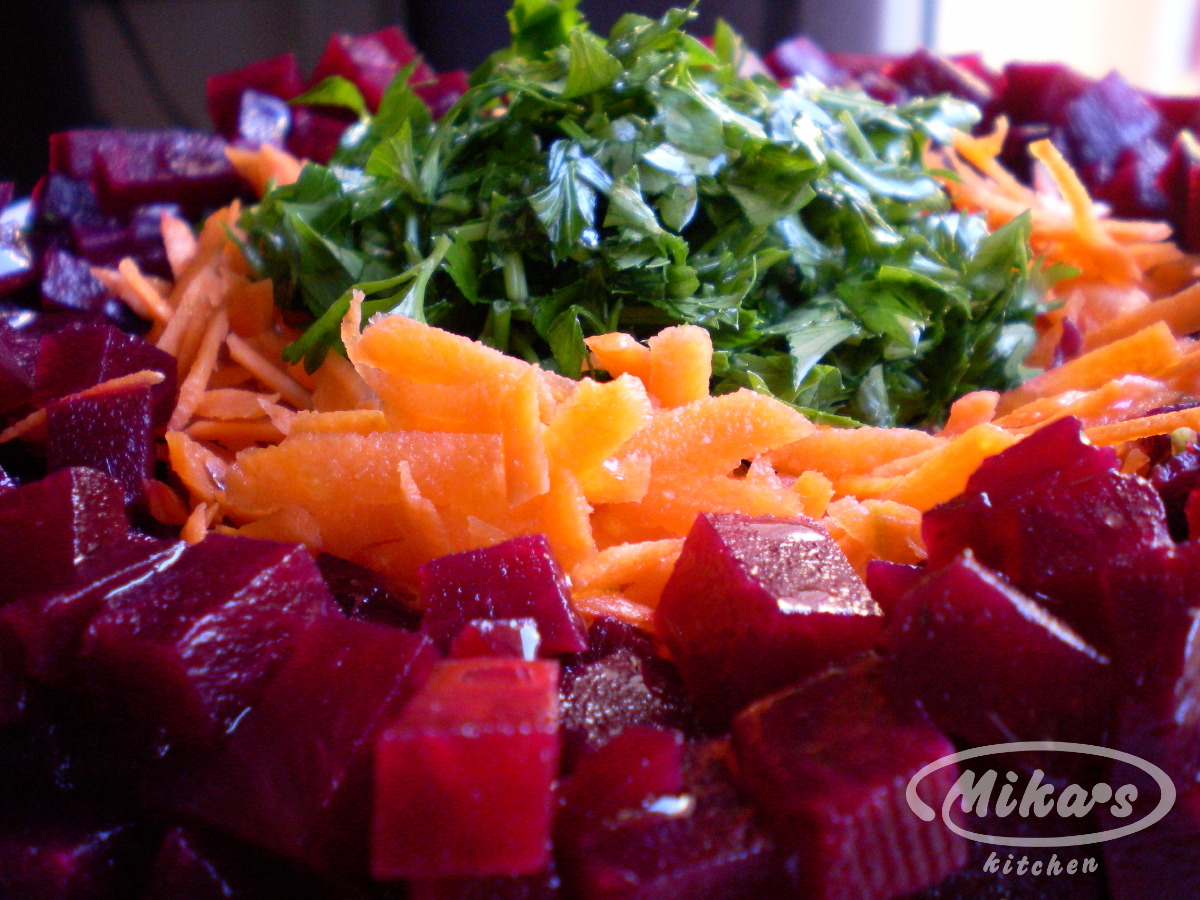 La cocina de Mika: ENSALADA CON REMOLACHA, ZANAHORIA Y PEREJIL