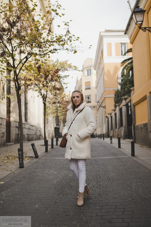 Outfit abrigo peluche blanco