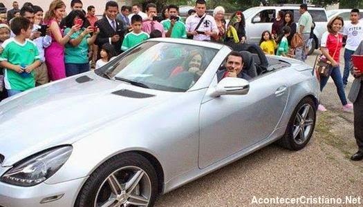 Iglesia regala un auto lujoso al pastor Rodolfo Font por su cumpleaños Iglesia regala un auto al pastor Rodolfo Font