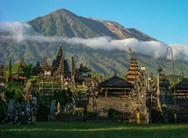  pulau Bali selain sebagai tempat wisata yang mempunyai pantai yang indah dan budaya yang  Daftar Nama Pegunungan dan Gunung Berapi di Pulau Bali