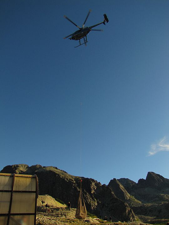 Helikopter zaopatrzeniowy dla Schroniska Zbójnickiego. Helikopter zaopatrzeniowy dla Schroniska Zbójnickiego.