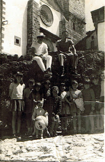 Turistas en la cuesta de la Romana en Candelario Salamanca años 60