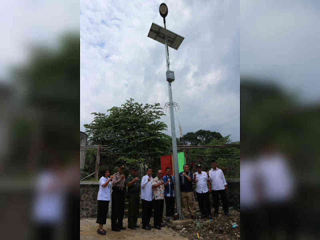 Usai Mendapatkan Sumur Bor, Warga Magelang Nikmati Penerangan Jalan Tenaga Surya Usai Mendapatkan Sumur Bor, Warga Magelang Nikmati Penerangan Jalan Tenaga Surya