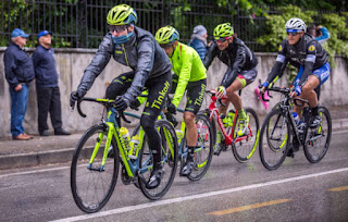 Fuente: https://www.brujulabike.com/sportful-stelvio-la-mejor-chaqueta-impermeable/ En la bici conviene ir protegido del mal tiempo