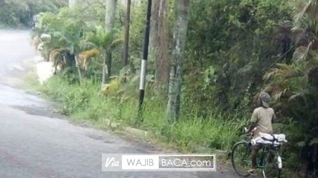 Tak Ada Masjid Pinggir Jalan pun Jadi, Kisah Pria Ini ``Menampar`` Banyak Orang Tak Ada Masjid Pinggir Jalan pun Jadi, Kisah Pria Ini ``Menampar`` Banyak Orang