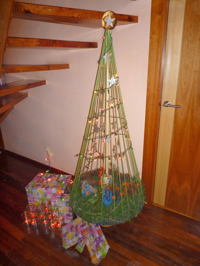 Árbol de Navidad y portal de Belén reciclado iluminado.