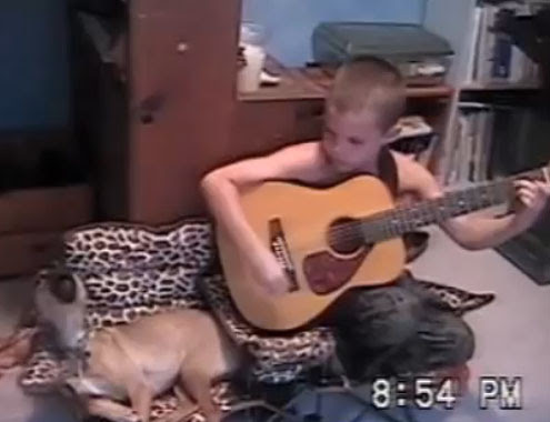 Video : 犬と少年のブルース