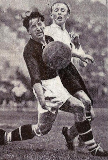 Austria - Ungheria 2-1, 31 maggio 1934, Stadio Littoriale, Bologna. Quarti di finale della Coppa del mondo. Sindelar in azione contro la difesa magiara. Austria - Ungheria 2-1, 31 maggio 1934, Stadio Littoriale, Bologna. Quarti di finale della Coppa del mondo. Sindelar in azione contro la difesa magiara.