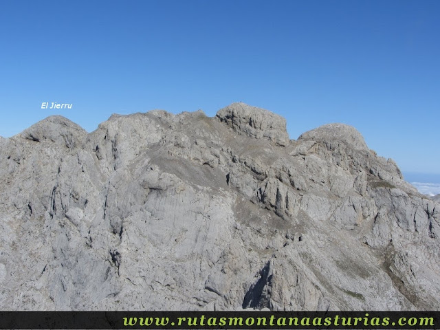 Ruta Canal Grajas y Covarones Cortes: Vista de El Jierru desde el Cortés