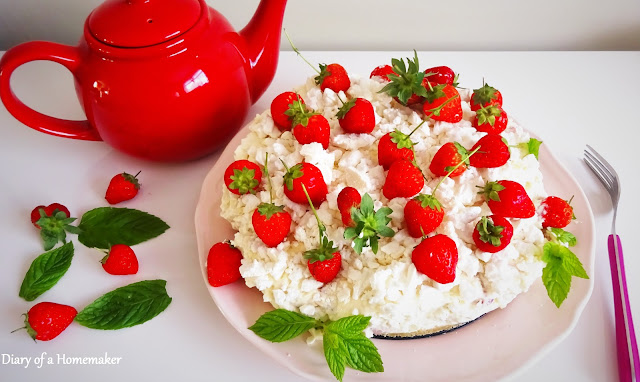 eaton mess cheesecake eaton-mess-cheesecake-dessert-cold-dessert-frozen-dessert-easy-dessert-meringue-strawberrie-digestie-biscuits-double-cream-philadelphia-cheese-icing-sugar-melted-butter-high-tea-afternoon-tea-summer-desserts-