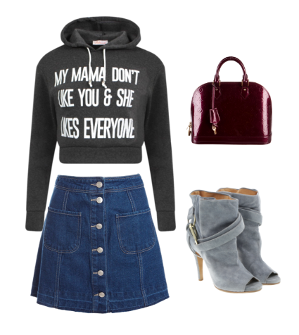 minifalda denim, sudadera con mensaje y capucha gris oscura, botines peeptoe gris claro y bolso de mano burdeos