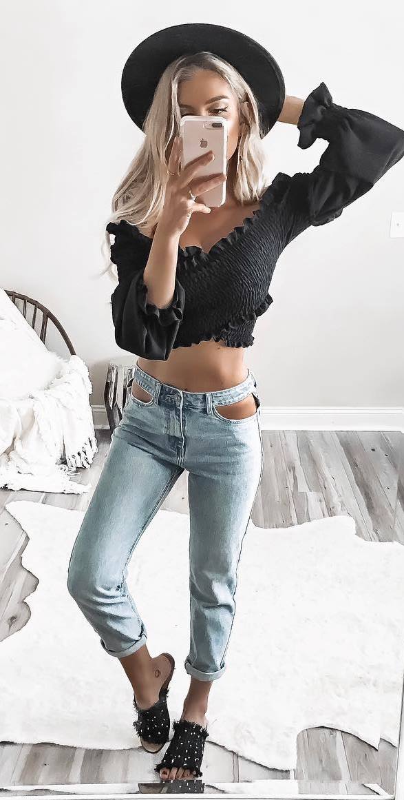 trendy outfit idea / hat + black blouse + jeans + flip-flop