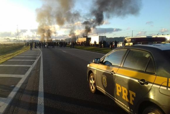 Manifestantes bloqueiam a BR-277, na altura do quilômetro 69, em São José dos Pinhais, no Paraná Eric Zardo/Divulgação PRF
