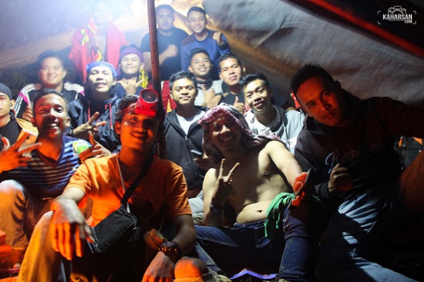 Kisah Seorang Penulis Kaharsan Menaiki Puncak Mentajam Bukit Bongku Wisata Kecamatan Nanga Mahap Bersama Rekan-Rekannya Kisah Seorang Penulis Kaharsan Menaiki Puncak Mentajam Bukit Bongku Wisata Kecamatan Nanga Mahap Bersama Rekan-Rekannya