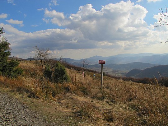 Widok z Przełęczy Bukowskiej na Ukrainę.