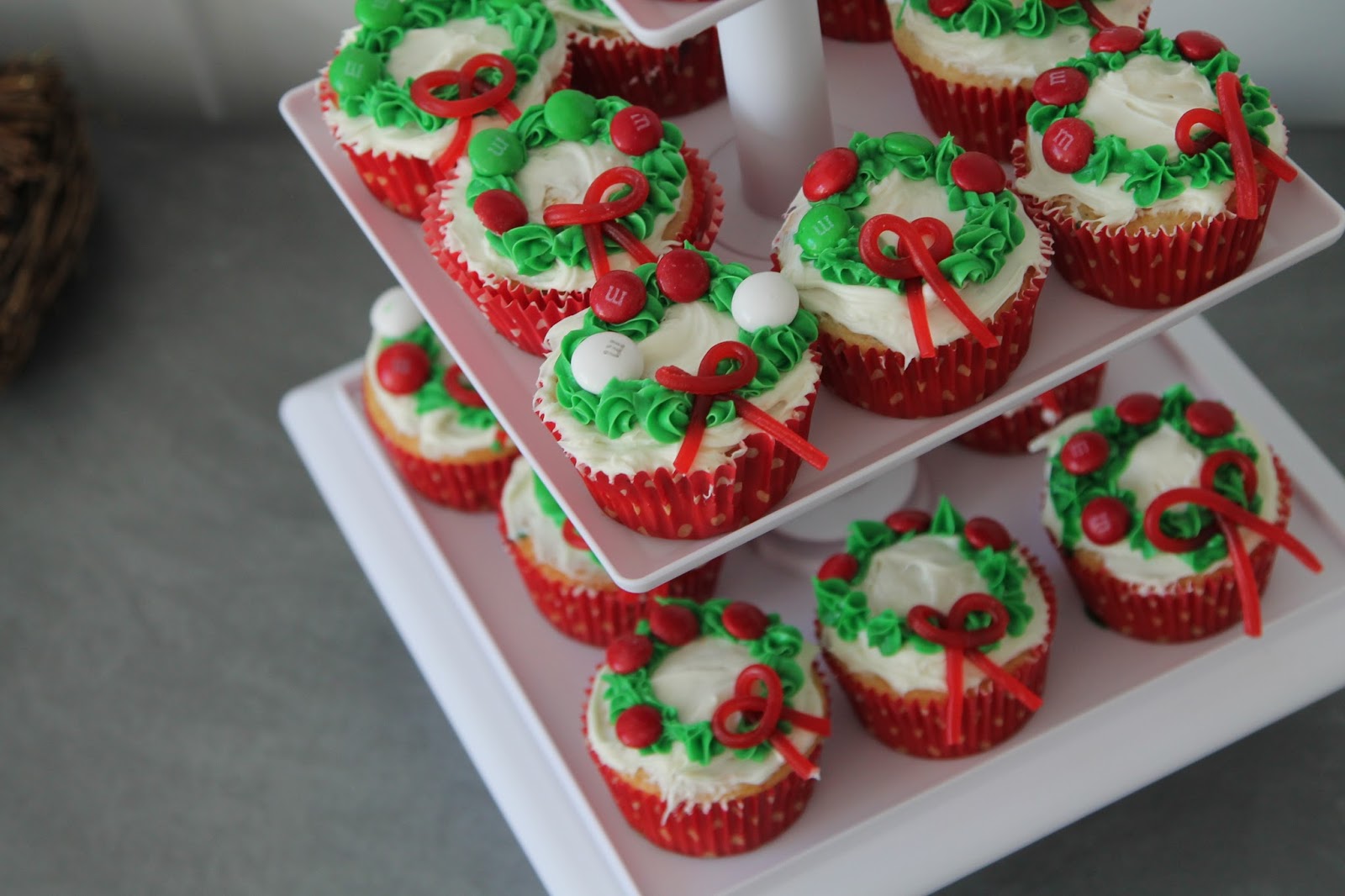 Easy Christmas Wreath Cupcakes - The Chirping Moms
