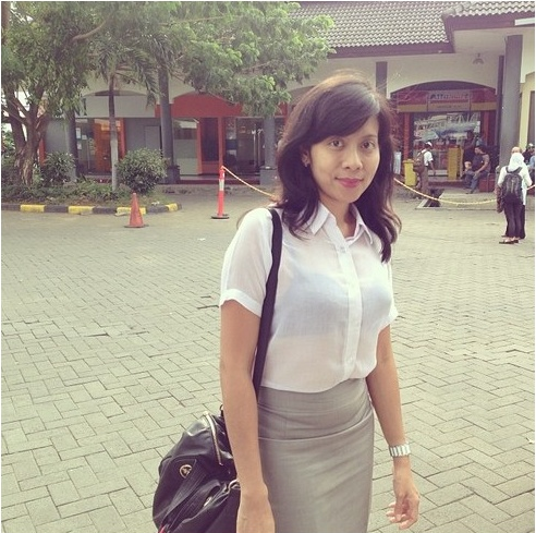 Foto Hot Sexy dokter Asri Budianthy tante girang yang suka pakai baju