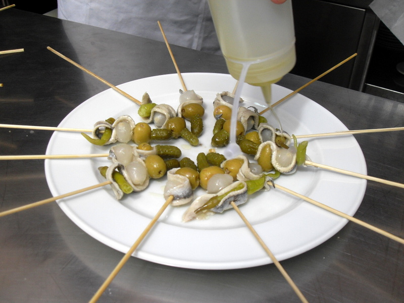 Pincho de Gilda con boquerones, aceitunas rellenas, cebolleta y piparras
