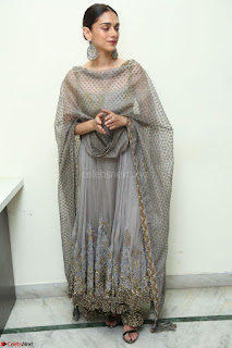 Aditi Rao Hydari looks Beautiful in Sleeveless Backless Salwar Suit 001