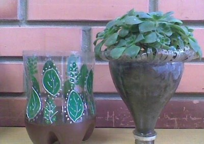 manualidad de botella de plástico pintada convertida en macetero