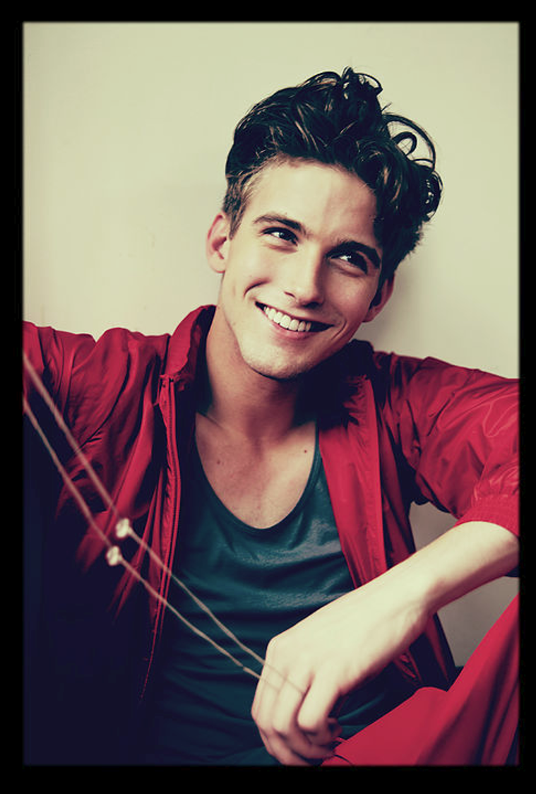 Парень мило улыбается. Парень мило улыбается. Парень мило улыбается. Ямочки у парней. Парень.