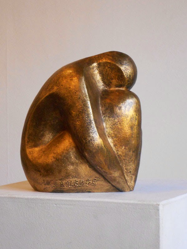 Sculpture d'Adèle Vergé en résine anodisée Pensive